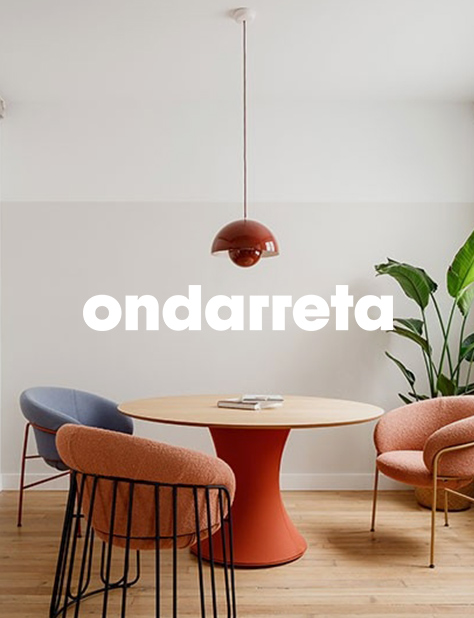 Vista de la mesa Sako y la silla Ginger en diferentes colores de la firma Ondarreta en ambiente moderno